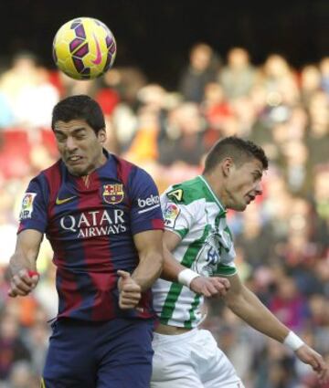 El delantero uruguayo del FC Barcelona Luis Alberto Suárez y el defensa serbio del Córdoba Aleksandar Pantic, luchan por el balón durante el partido correspondiente a la decimosexta jornada de Liga que disputan en el estadio Camp Nou de Barcelona.