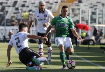 Futbol, Futbol, Colo Colo vs Audax Italiano. 
Segunda fecha, campeonato de Clausura 2016/17.
El jugador de Audax Italiano Diego Vallejos, derecha, disputa el balon con Fernando Meza  de Colo Colo durante el partido de primera division en el estadio Monumental de Santiago, Chile.
12/02/2017
Martin Thomas/Photosport
*************

Football, Colo Colo vs Audax Italiano.   Second date, Closure Championship 2016/17.
Audax Italianos player Diego Vallejos, right, battles for the ball against Fernando Meza of Colo Colo during the first division football match held at the Monumental stadium in Santiago, Chile.
12/02/2017.
Martin Thomas/Photosport