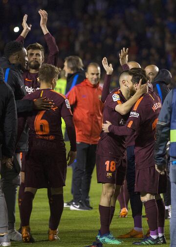 Los jugadores del Barcelona celebraron el título de Liga en el césped de Riazor