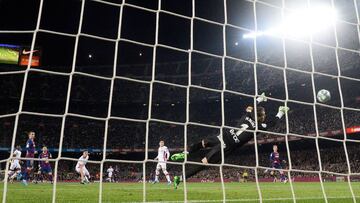 Manolo Reina intentando parar al Bar&ccedil;a.