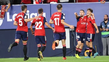 Moi Gómez celebra el gol de Budimir ante el Espanyol.