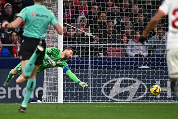 1-2. Kike Salas filtra al espacio para Isaac Romero, gana la carrera a Jos Mara Gimnez y termina disparando con la izquierda, cruzado para superar a Jan Oblak.