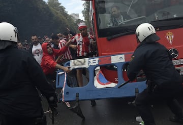 Los seguidores del Sporting de Gijón protagonizaron graves incidentes, con la policía, a la llegada del autobús del Sporting, en las inmediaciones del Molinón.