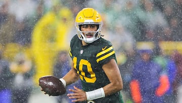 GREEN BAY, WISCONSIN - NOVEMBER 03: Quarterback Jordan Love #10 of the Green Bay Packers looks to pass during the third quarter of a game against the Detroit Lions at Lambeau Field on November 03, 2024 in Green Bay, Wisconsin. Stacy Revere/Getty Images/AFP (Photo by Stacy Revere / GETTY IMAGES NORTH AMERICA / Getty Images via AFP)