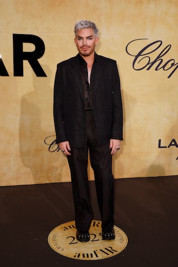 Adam Lambert posa para los fotógrafos a su llegada al evento benéfico de amfAR Cine Contra el SIDA en el Hotel du Cap-Eden-Roc.