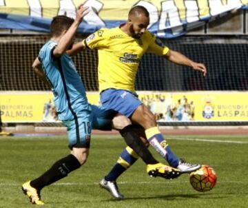 Nabil El Zhar disputa un balón con Jordi Alba.