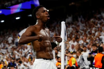 4-2. Vinicius celebra el cuarto gol que marca en el minuto 85 de partido.