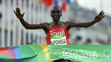 FILE PHOTO: 2016 Rio Olympics - Athletics - Final - Men's Marathon - Sambodromo - Rio de Janeiro, Brazil - 21/08/2016. Eliud Kipchoge (KEN) of Kenya crosses the finish line to win gold. REUTERS/Athit Perawongmetha/File Photo