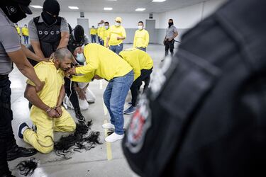 La administración Trump deportó el pasado 31 de marzo a El Salvador a 17 personas acusadas de pertenecer a las organizaciones criminales Tren de Aragua y MS-13. Las imágenes distribuidas muestran a los migrantes esposados entrando en el avión y a quienes se les afeitó la cabeza para ingresar en el centro de detención.