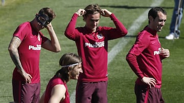 Gameiro, Giménez y Gabi, en la lista contra el Sevilla