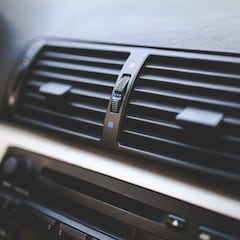 Así funciona el ‘truco de la pinza’ en el salpicadero del coche que es habitual en Inglaterra