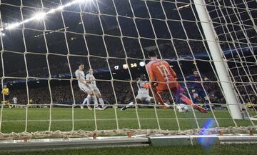 Messi makes it 3-0 and reaches 100 Champions League goals.