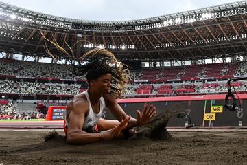 Abigail Irozuru en la final femenina de salto de longitud. 