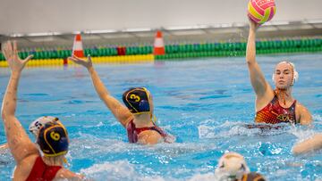 Entrenamiento de la selección femenina de waterpolo.