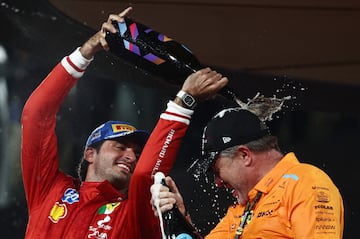 Carlos Sainz celebra en el podio su segundo puesto rociando champán al director ejecutivo de McLaren, Zak Brown.
 