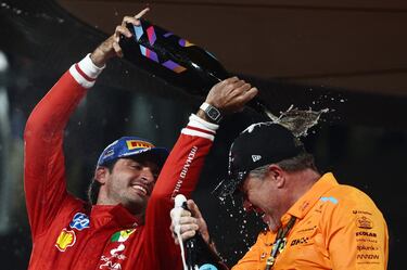 Carlos Sainz celebra en el podio su segundo puesto rociando champán al director ejecutivo de McLaren, Zak Brown.
 