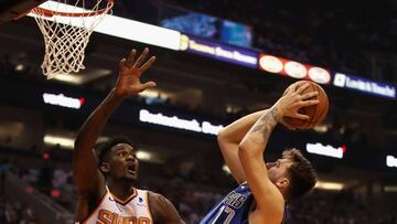 PHOENIX, AZ - OCTOBER 17: Luka Doncic #77 of the Dallas Mavericks attempts a shot against Deandre Ayton #22 of the Phoenix Suns during the first half of the NBA game at Talking Stick Resort Arena on October 17, 2018 in Phoenix, Arizona. The Suns defeated defeated the Mavericks 121-100. NOTE TO USER: User expressly acknowledges and agrees that, by downloading and or using this photograph, User is consenting to the terms and conditions of the Getty Images License Agreement. Christian Petersen/Getty Images/AFP
== FOR NEWSPAPERS, INTERNET, TELCOS & TELEVISION USE ONLY ==