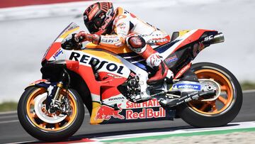 Marc M&aacute;rquez con la Honda durante el test de MotoGP en Barcelona.