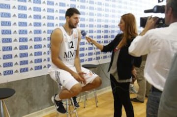 Mirotic atendiendo a los medios de comunicación