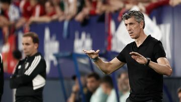 PAMPLONA (ESPAÑA), 28/04/2023.- El entrenador de la Real Sociedad, Imanol Alguacil, da instrucciones a sus jugadores este viernes, durante un partido de LaLiga, entre el Osasuna y la Real Sociedad, en el estadio El Sadar de Pamplona (España). EFE/ Jesús Diges