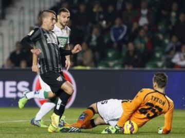 El centrocampista portugués del Málaga Sergio P. Barbosa "Duda" (i) y el portero polaco del Elche Przemyslaw Tyton (d), durante el partido de la decimosexta jornada de Liga de Primera División