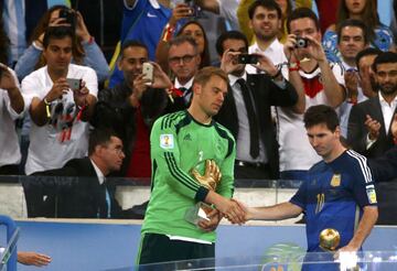 Neuer, el mejor portero del mundial saluda a Messi, mejor jugador del campeonato.