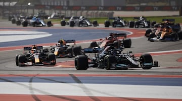 Lewis Hamilton, de Mercedes, lidera la primera curva al comienzo de la carrera por delante de Max Verstappen de Red Bull