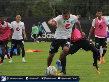 El técnico Jorge Luis Pinto dirigió su primer entrenamiento con Millonarios. Los jugadores realizaron trabajos físicos y fútbol en espacio reducido.