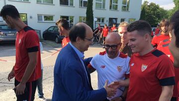 Castro saluda a Sampaoli y Gameiro a su llegada a Alemania.