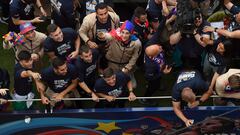 Es figura de Barcelona, le lanzan una camiseta del Madrid y hace esto...