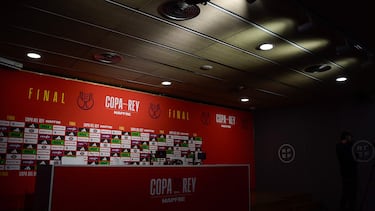 The press conference tribune stands empty after Real Madrid refused to partake in planned Copa del Rey final related activities because they were angry at complaints made by the match officials earlier in the day at La Cartuja stadium on the eve of their Spanish Cup (King's Cup) final between FC Barcelona and Real Madrid CF in Seville, on April 25, 2025. (Photo by CRISTINA QUICLER / AFP)