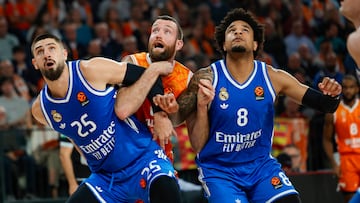 Alex Len y Chuma Okeke, del Madrid, cierra el rebote ante el valencianista Matt Costello.