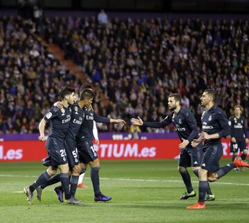 1-1. Raphael Varane celebr¨® con sus compa?eros el gol del empate.