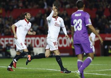 El delantero montenegrino del Sevilla, Stevan Jovetic (c), celebra el segundo gol del equipo sevillista, durante el encuentro correspondiente a la vuelta de los octavos de final de la Copa del Rey, que disputan esta noche frente al Real Madrid en el estadio Sánchez Pizjuán de Sevilla.