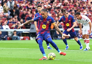 Raphinha marca el 2-0 de penalti al Sevilla. 