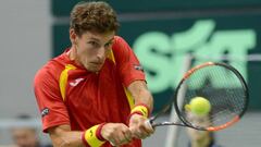 Pablo Carre&ntilde;o Busta devuelve una bola a Franko Skugor durante la eliminatoria de Copa Davis entre Croacia y Espa&ntilde;a.