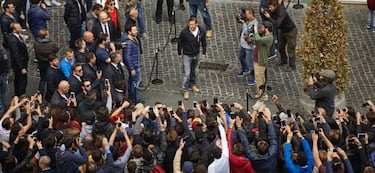 Multitudinaria presentación de las botas de Totti en Roma
