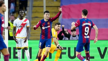 Pedri y Lewandowski celebran los goles del Barça.