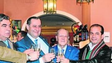 <b>UNIDOS. </b>Bilbao, Abrines y Morales brindan por el éxito azulino.