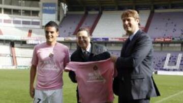 <b>INÉDITA. </b>Carlos Peña con la nueva camiseta rosa, acompañado por Javier Arroyo (AECC) y Carlos Suárez.