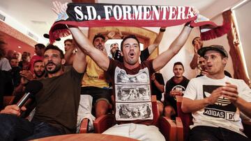 Jugadores, directivos y aficionados de la SD Formentera celebran tras conocer que se enfrentar&aacute;n al Sevilla FC en los los dieciseisavos de final de la Copa del Rey, un emparejamiento que no satisface al presidente del conjunto pitiuso, Xicu Ferrer, ya que hubiesen preferido &quot;al Madrid o al Barcelona&quot;. La ida se disputar&aacute; el 30 de noviembre en el estadio formenterense, mientras que el partido de vuelta ser&aacute; en el Ram&oacute;n S&aacute;nchez Pizju&aacute;n el pr&oacute;ximo 21 de diciembre. 