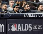 ¿Algo que no haga bien? Bad Bunny atrapa bola de foul en Yankee Stadium