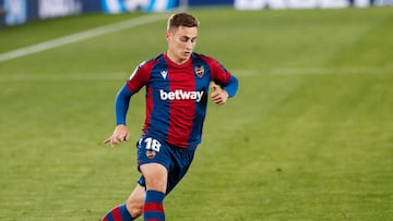 Jorge de Frutos conduce un balón durante un partido de la temporada pasada con el Levante.