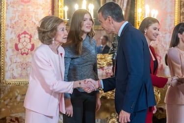 La Reina Sofía, la Infanta Sofía y el presidente del gobierno, Pedro Sánchez, durante la recepción celebrada tras la imposición del Toisón de Oro en el Palacio Real.