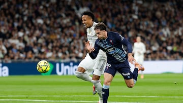 Pablo Durán en una carrera con Eder Militao en el Bernabéu.