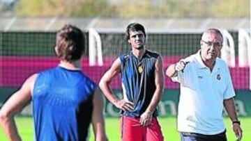 <b>RETOQUES.</b> Manzano impartió ayer las penúltimas instrucciones a sus jugadores para Valencia.