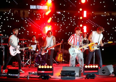 Y pídeme que bailemos