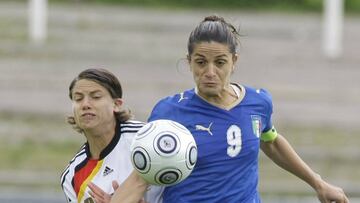 Patrizia Panico, ante la alemana Annika Krahn durante la Eurocopa de 2009.