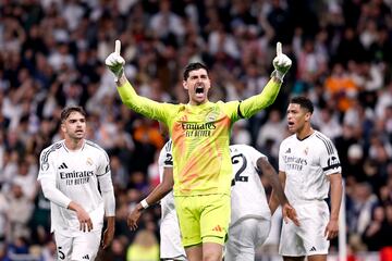 Letexier señaló pena máxima por el agarrón de Asencio a Mikel Merino. El encargado de tirarlo fue Saka y una mano espectacular de Courtois evitó el 0-1.