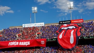 BARCELONA, 28/10/2023.- Aspecto de las gradas con grandes pancartas de Spotify "Força Barça" y el logotipo de The Rolling Stones durante el partido de LaLiga que enfrenta al FC Barcelona y al Real Madrid este sábado en el Estadio Olímpico Lluís Companys de Barcelona. EFE/Quique García
